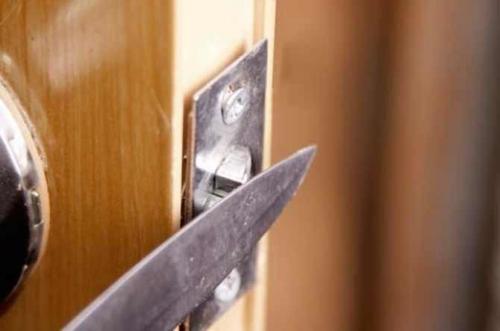 Как открыть замок межкомнатной двери. Как быстро открыть замок межкомнатной двери без ключа, если она захлопнулась