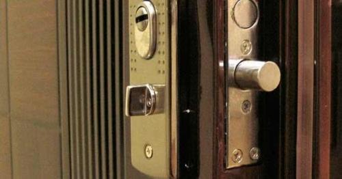 Как открыть замок межкомнатной двери. Как быстро открыть замок межкомнатной двери без ключа, если она захлопнулась