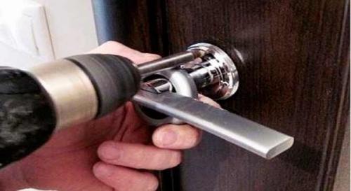 Как открыть замок межкомнатной двери. Как быстро открыть замок межкомнатной двери без ключа, если она захлопнулась