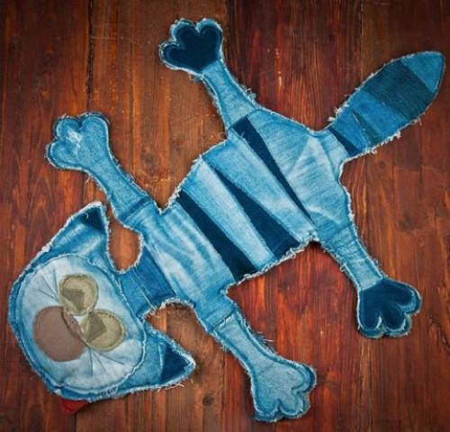 Коврик из старых вещей на машинке. Преимущества создания ковриков вручную из старых вещей