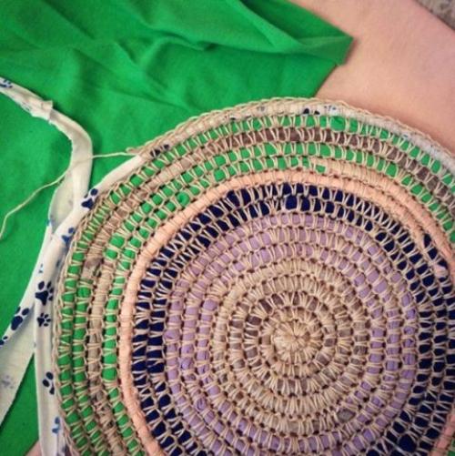 Коврик из старых вещей на машинке. Преимущества создания ковриков вручную из старых вещей