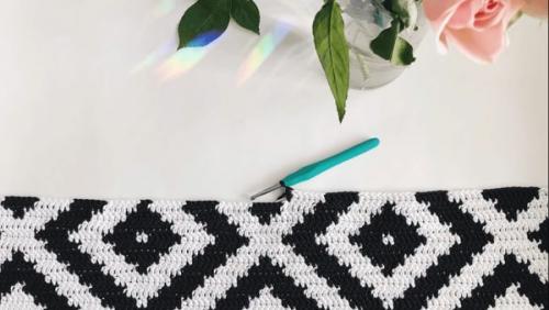 Скандинавские коврики своими руками. Двусторонний скандинавский коврик с геометрическим узором: легкое цветное вязание без протяжек и обрыва нити