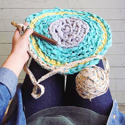 Бабушкин коврик из старых вещей. Коврик из старых вещей