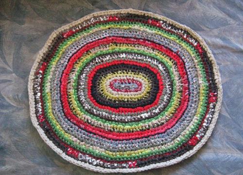 Коврик своими руками из старых вещей. Как связать коврик крючком 10