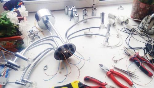 Как подключить люстру с 8 лампами. Как подключить люстру на 3 и более проводов, схемы на двухклавишный выключатель, особенности установки и заземления светильника