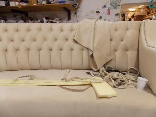 Как выбрать подходящий материал для реставрации дивана. Выбор новой обивки для старого дивана