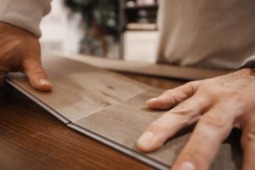 Укладка винилового ламината с замком. Преимущества монтажа