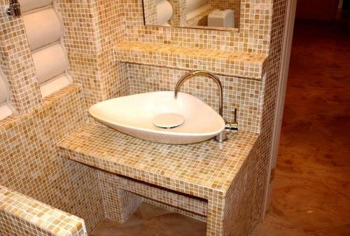 Столешница под раковину в ванную комнату. Столешница для ванной комнаты под раковину: стильный и эргономичный предмет с удобной планировкой