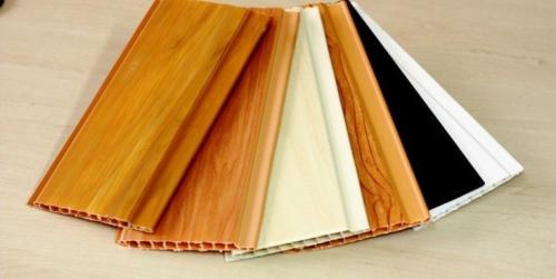 Потолок из ПВХ панелей в ванной. (+85 фото) Красивая отделка потолка в ванной комнате панелями ПВХ 85 фото