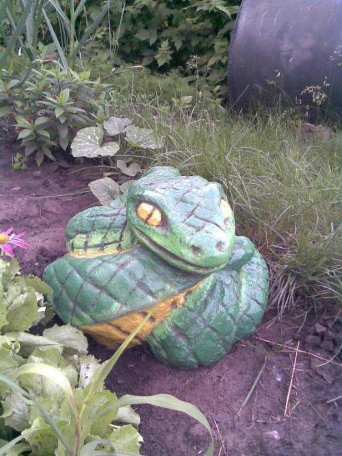 Садовый гном из цемента и чулка своими руками. Мастерица заливает бетонный раствор в капроновые колготки и на следующий день получает восхитительную вещь 14 Садовый гном из цемента и чулка своими руками. Мастерица заливает бетонный раствор в капроновые колготки и на следующий день получает восхитительную вещь 14