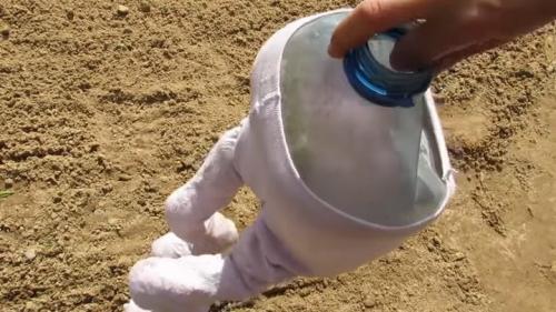 Скульптуры из ткани и цемента. Крутая самоделка из старой детской одежды и цемента