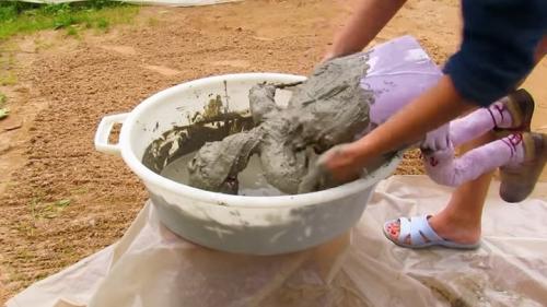 Скульптуры из ткани и цемента. Крутая самоделка из старой детской одежды и цемента