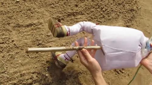 Скульптуры из ткани и цемента. Крутая самоделка из старой детской одежды и цемента