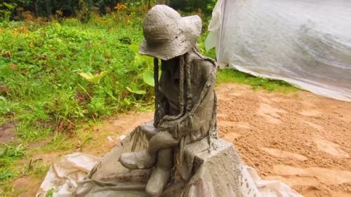 Скульптуры из ткани и цемента. Крутая самоделка из старой детской одежды и цемента