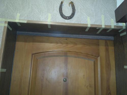 Обшивка входной двери ламинатом. Технология установки откосов