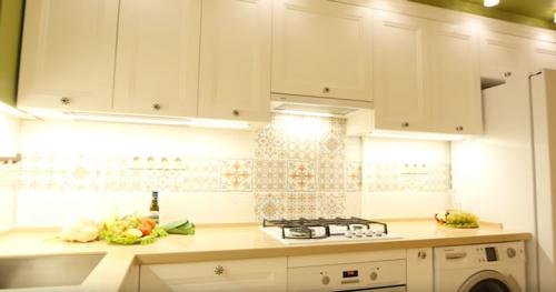 Есть ли особенности установки точечных светильников в ванной или на кухне. Акцентное освещение кухни