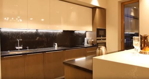 Есть ли особенности установки точечных светильников в ванной или на кухне. Акцентное освещение кухни