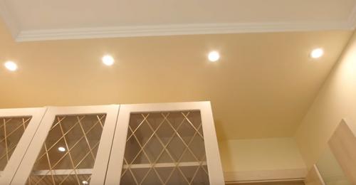 Есть ли особенности установки точечных светильников в ванной или на кухне. Акцентное освещение кухни