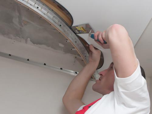 Сколько времени занимает установка точечных светильников в натяжной потолок. Этапы создания натяжных конструкций