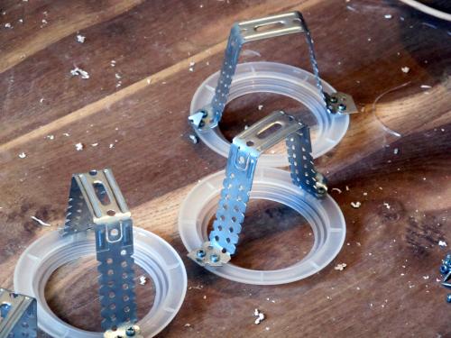 Какие инструменты и материалы необходимы для установки точечных светильников в натяжной потолок. Правила монтажа светильников в натяжные потолки