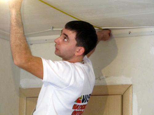 Какие инструменты и материалы необходимы для установки точечных светильников в натяжной потолок. Правила монтажа светильников в натяжные потолки