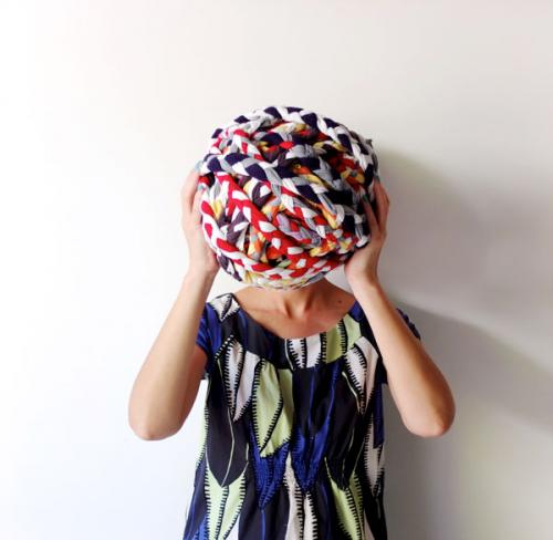 Коврик из старых вещей без крючка. Овальный ковёр из кос, сплетённых из футболок