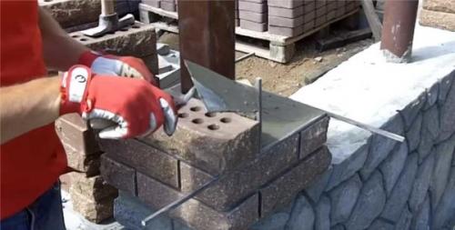 Кладка столбов под пруток. Кладка заборных столбов: технологии