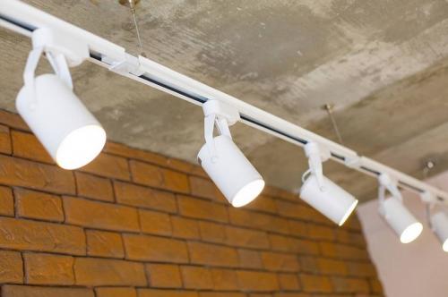 Как определить, где именно установить светильники в подвесном потолке. Какие подобрать светильники для натяжных потолков