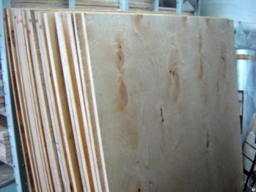 Для декорирования стен применяются листы фанеры. Обычная 14