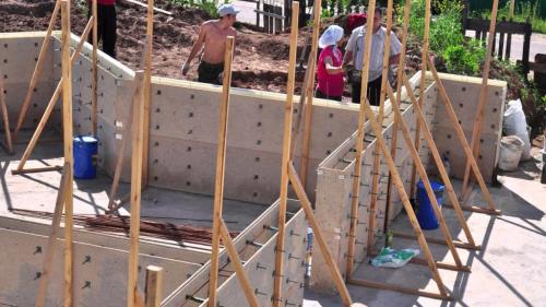 Какие преимущества использования съемной опалубки для фундамента. Плюсы и минусы материалов опалубки