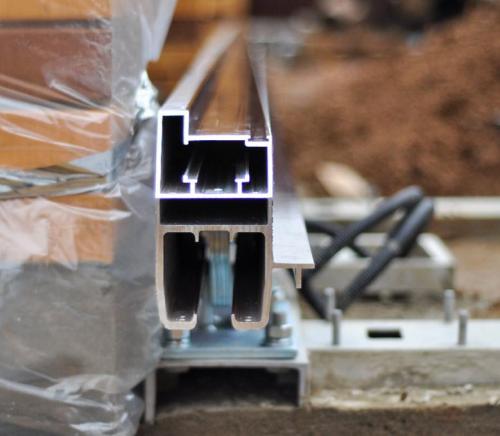 Установка секционных ворот алютех. Монтаж рамы в гараже