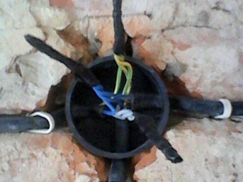 Правильная скрутка проводов в коробке. Делаем скрутку проводов в коробке правильно